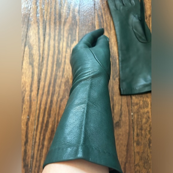 Emerald Evening Gloves - Picture 5 of 14